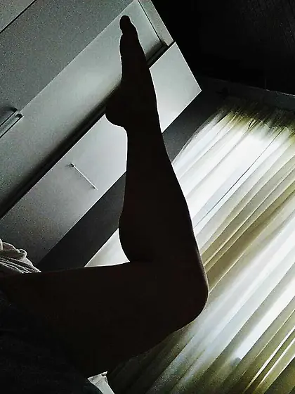 Quiero lamer su clitoris mientras la penetras mi a