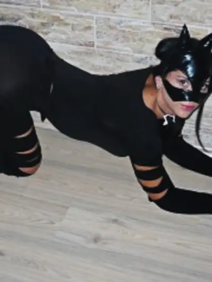 Brunette ohsmilehot perform anal