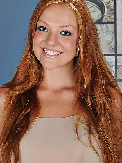 Redhead gadget Farrah Flower is spreading her delicious tan line