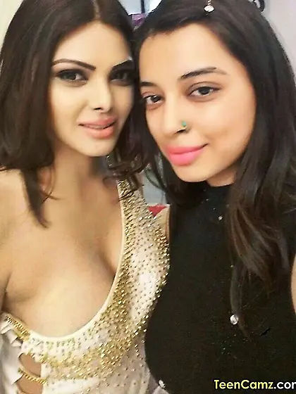 This Women is looking absolutely cute #6031