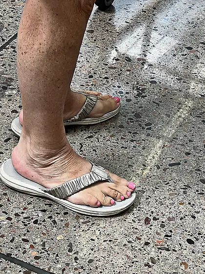 Gilfs feet at supermarket