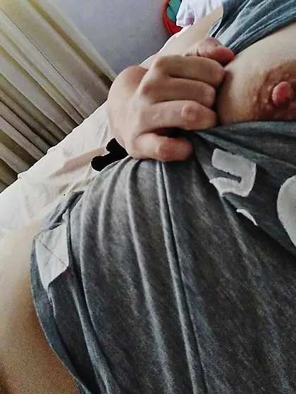 Quiero lamer su clitoris mientras la penetras mi a