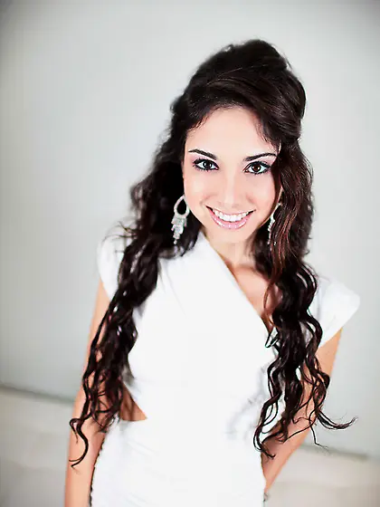 Taylor Jean gets her smooth puffy pussy fucked bore she takes di