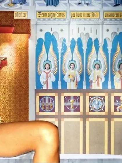 Naga na ołtarzu z szeroko rozłożonymi nogami.