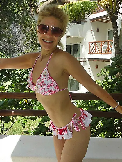 Quiero lamer su clitoris mientras la penetras mi a