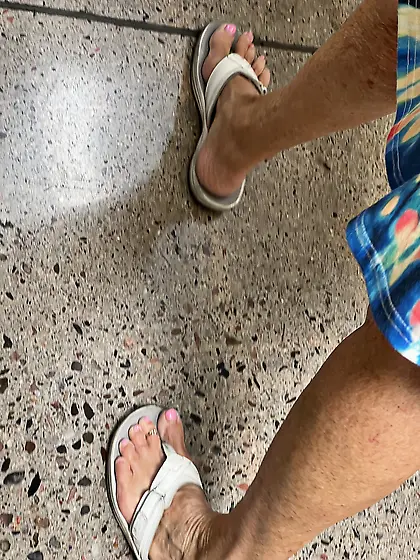 Gilfs feet at supermarket