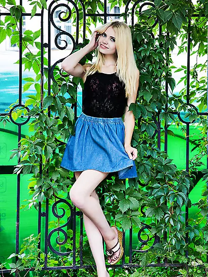 Long-legged and skinny blonde showing her lovely pussy on camera