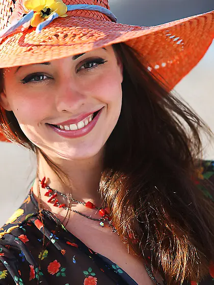 Lorena Garcia takes her summer outfit off on the beach and shows