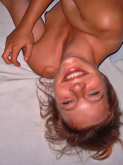 amateur teen babe posing naked on bed