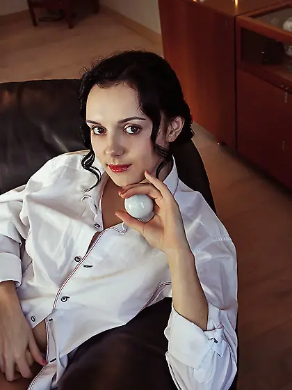 Brunette lovely waits for boyfriend and kills time showing naked