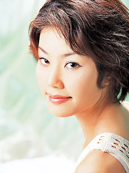 Brown-eyed japanese beauty corset