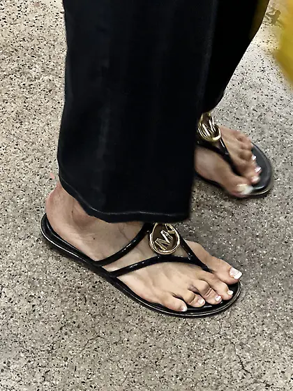 Gilfs feet at supermarket