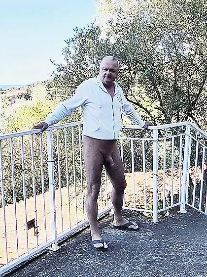 Nu sur la terrasse phtographier par un voisin