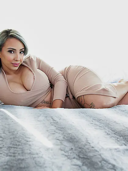 Sexually attractive MYLF Lauren Pixie gets deeply fucked and cre