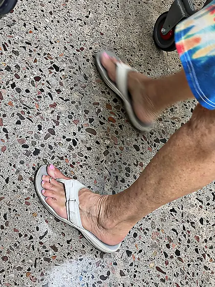 Gilfs feet at supermarket