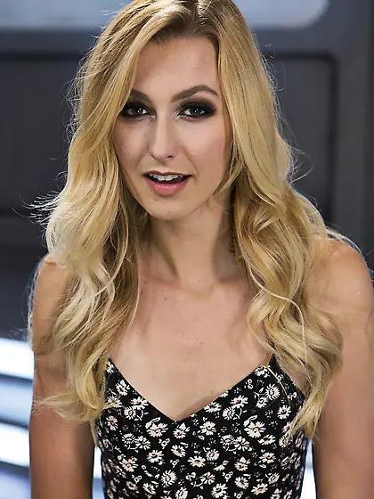 Skinny blonde amateur machine-fucked rough