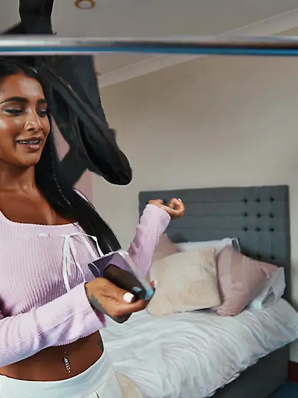 Indian hussy Yasmina Khan gets facial cum cleansing after servic