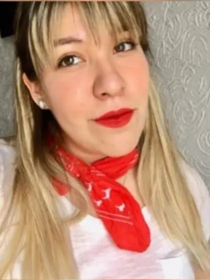 Quiero lamer su clitoris mientras la penetras mi a