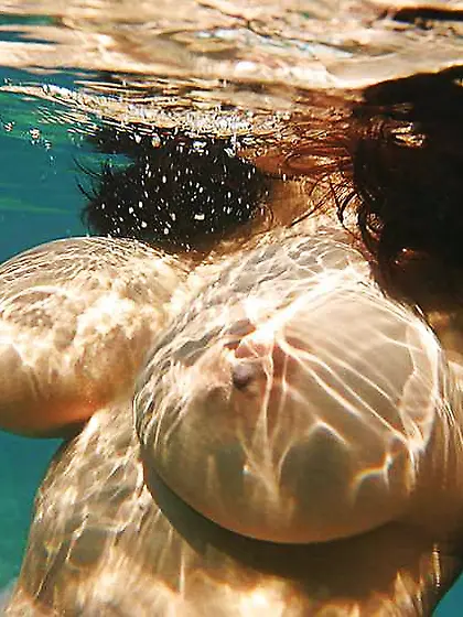 Gigantic Hooters zwei Frauen unter Wasser