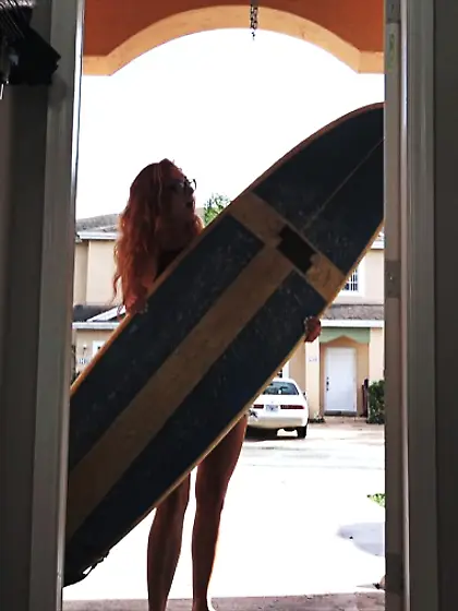 Bespectacled redhead goes down on a lucky...