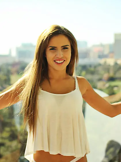 Perfectly-shaped babe shows naked body on the balcony and later