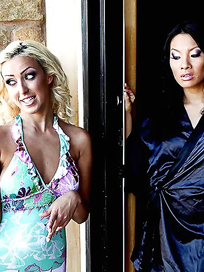 Tight asian lesbian strapon