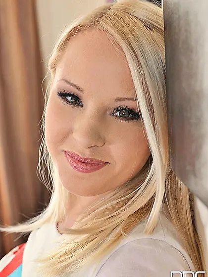 Sassy lingerie doll Lola Taylor is pulling nub lips apart and ti