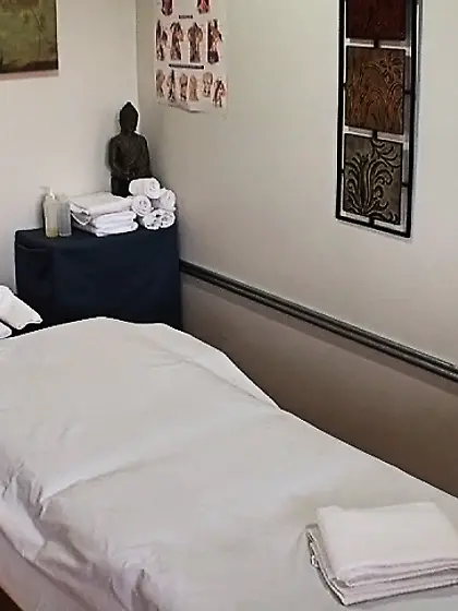 Bosomy brunette masseuse gets the hots for her client and dine o