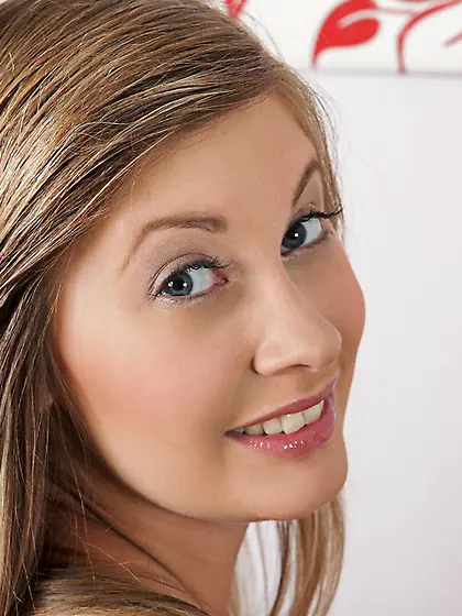 Meet this sweet babe demonstrating her awesome striptease and fi