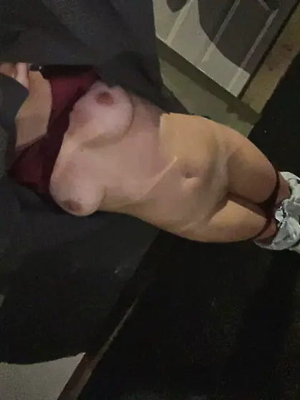 White thot loves to show off body