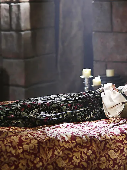 Sexy curvy chick wants bigger dick for her incredible booty