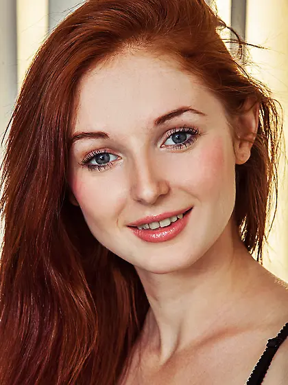 Red-haired sexpot Leona Honey not shy to take clothes off and sh