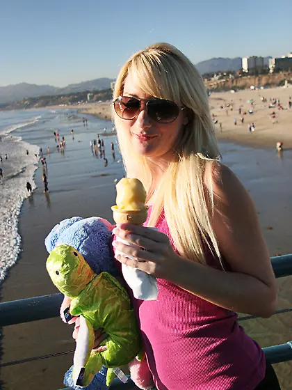 Blonde girl has a good day that ends with amateur sex in the bat