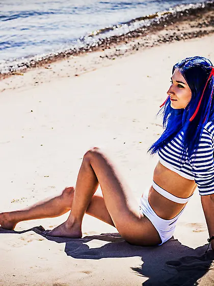 White girl with nice tits like to dancing