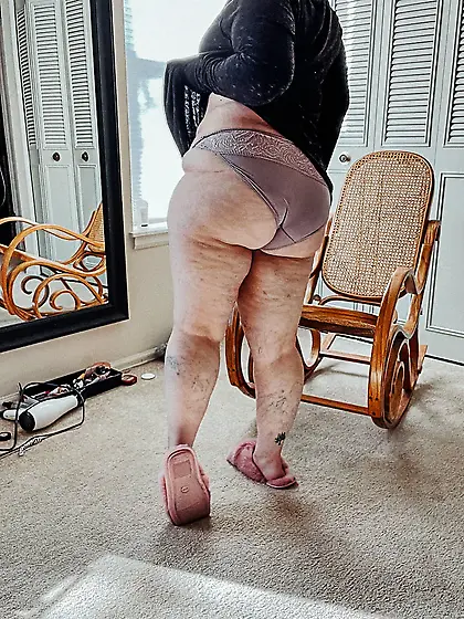 Alice BBW Goddess Shows off her fat body for you