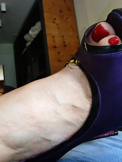 she is waiting in hotel room