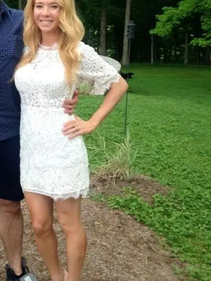 Elise was excited to show tits and shake ass