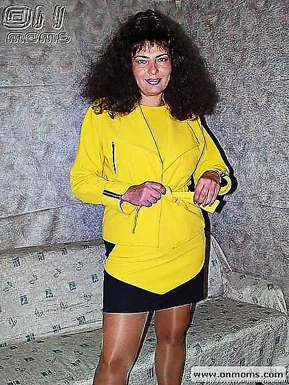 Hairy milf shows pussy