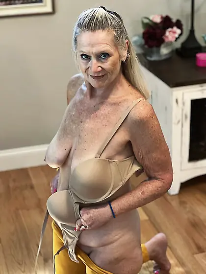 60 Plus Milf Dani D in yellow leggings.  ♥️