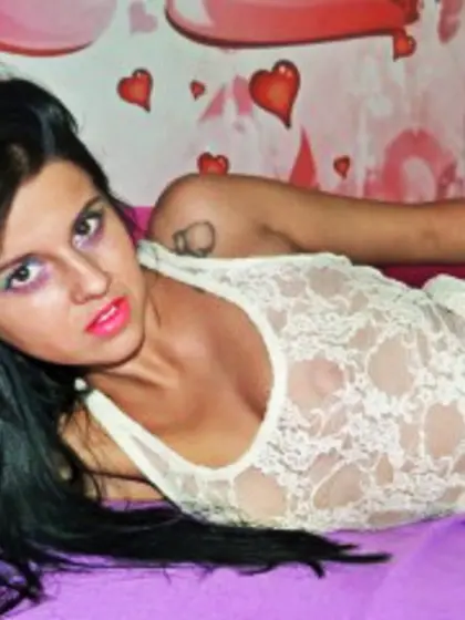 Brunette hotkenndra perform anal