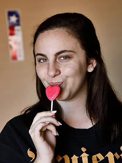 Solo brunette sucks lolly