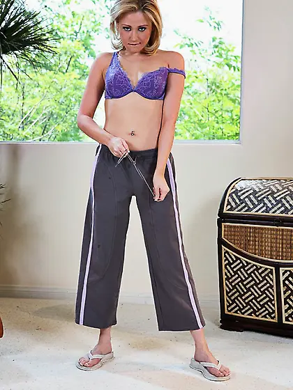 Charming flexible blonde Sindee Jennings with slim body loves bo