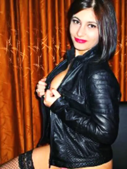 Brunette vanessa perform anal