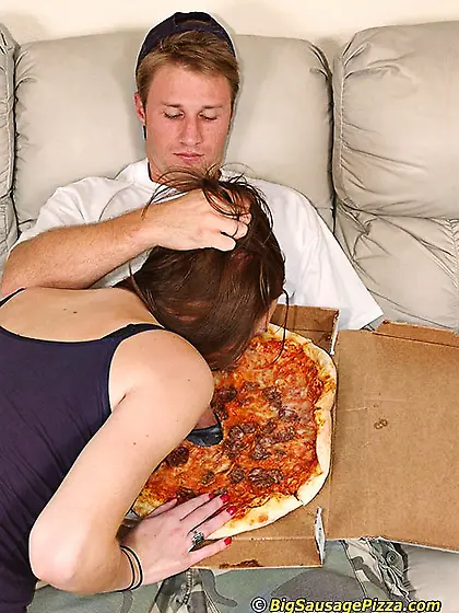 Victoria Vonn greets pizza dude with a blowjob and then rides a