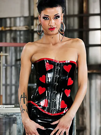 Short-haired slut gets rid of leather corset and skirt feeling m