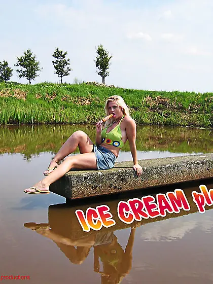 Blonde slut spreads cunt