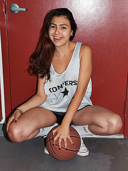 Brunette teeny basketball team