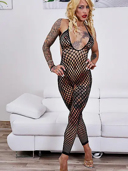 Tanned blonde sucks dick