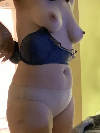 Spy pics--more women clueless in panties