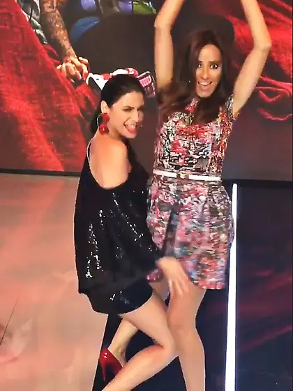 Las putas calientes se divierten zorreando